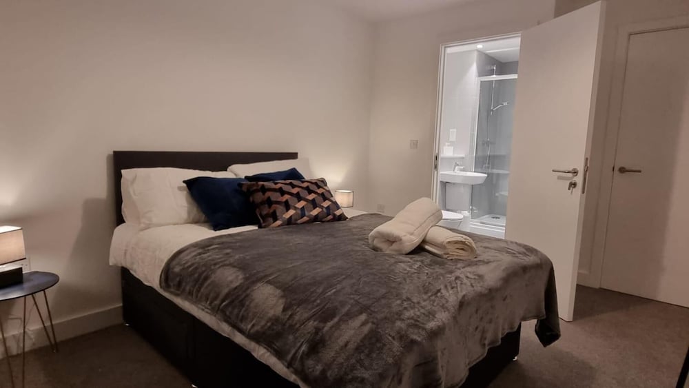 Balcony View Apartment- Sleeps 5 & Private Parking