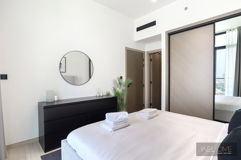 WelHome - Dubai Delight: Luxe Living 1BR at Binghatti Luna