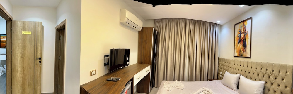 Amadeos pyramids inn