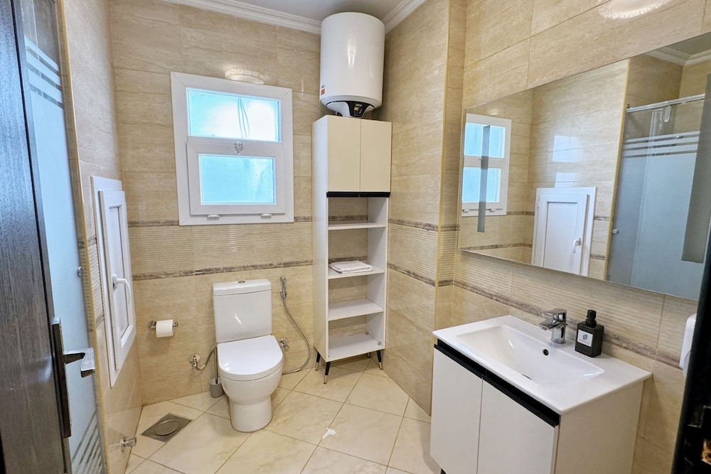Calm & Classy 2BR - 5 min to Airport