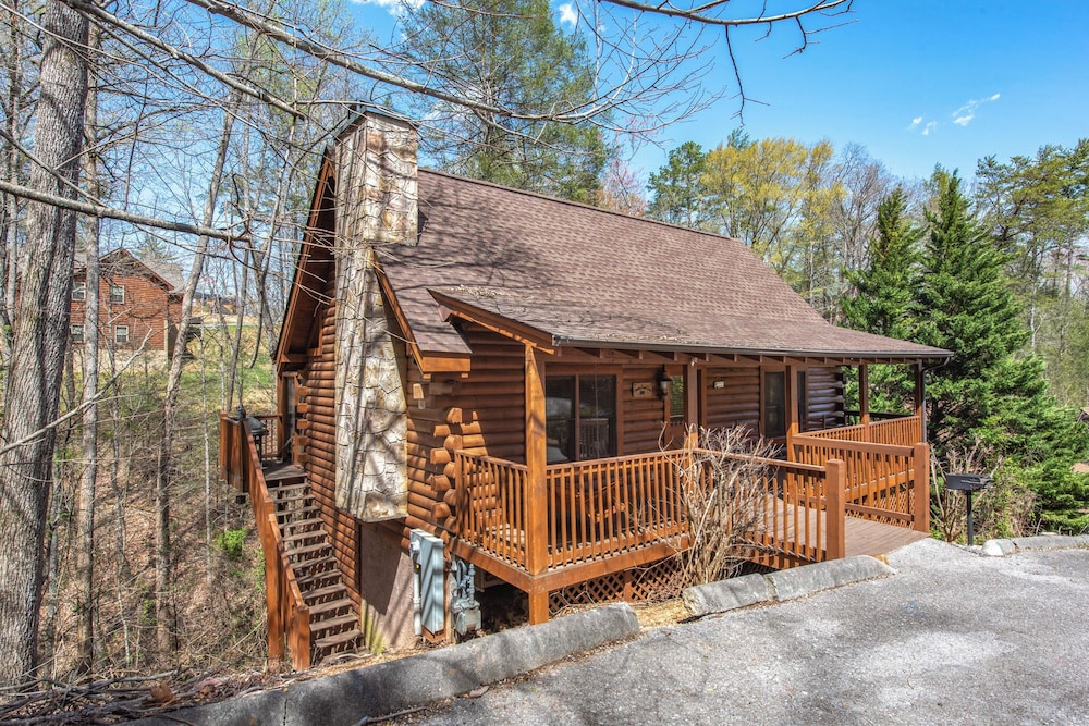 Country Bear Cove - Hot Tub, Games & Deck w/ View