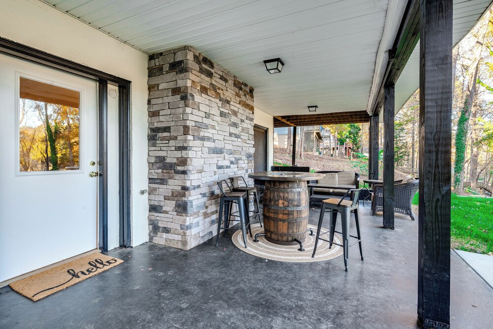 Dock & Hot Tub at High Rock Lake Retreat