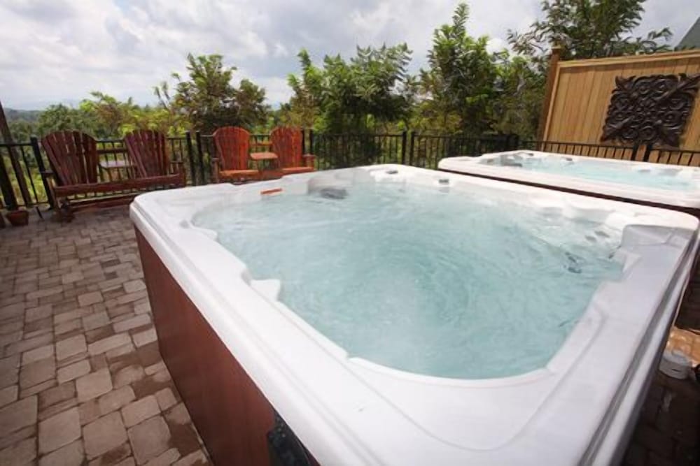 Serenity Mountain Pool 9 Br cabin by RedAwning