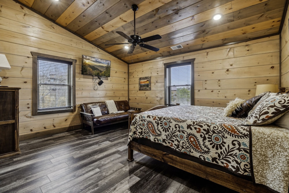 Grand Splash Lodge 6 Bedroom Cabin