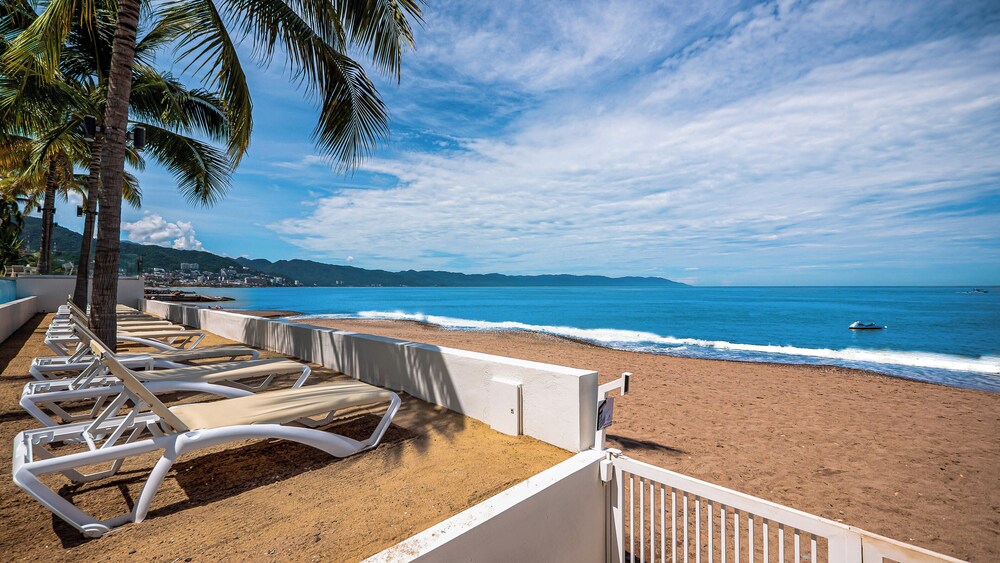 Gorgeous 1BR with Pools & Sea Views