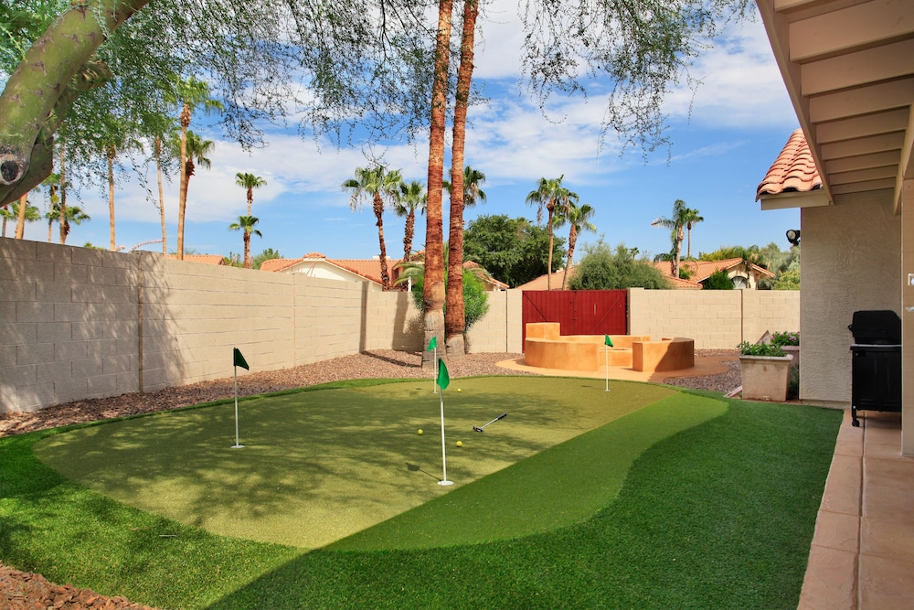 Private Playground: Golf Pool Table and Hot Tub!