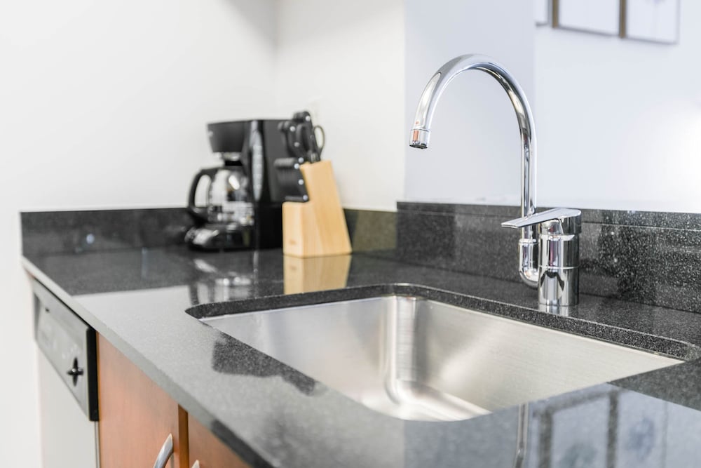 Fully Furnished 1BR in Murray Hills