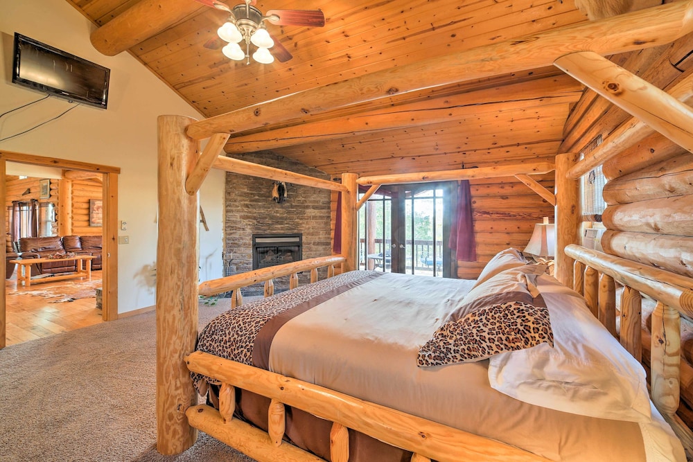 Walk to Table Rock Lake: Spacious Home w/ Deck! view 3