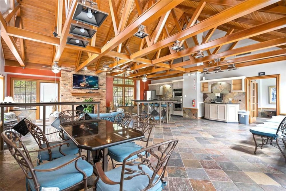 Upscale 1BR Condo in Med Center