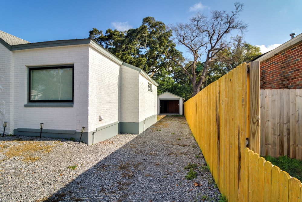 5 Mi to Dtwn: Bright Home w/ Yard in Pensacola!