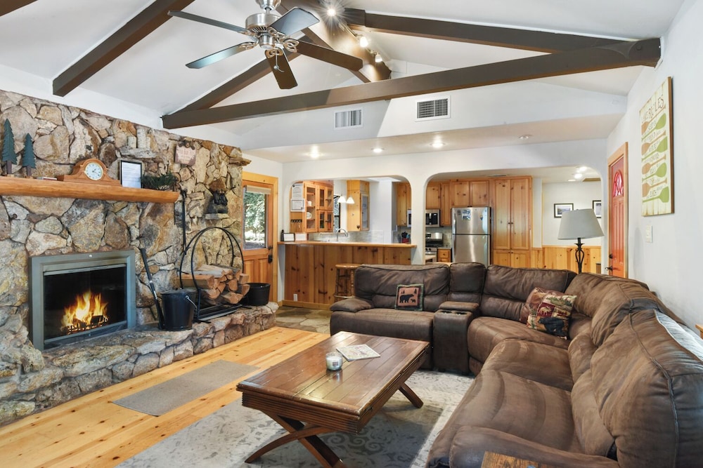 Elm Street Getaway Sleeps 8!