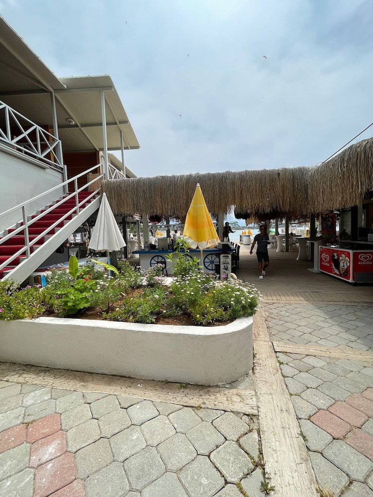 Golden Sand Beach & Caravan
