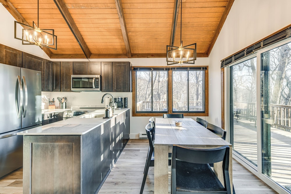 Walk to Ski Slopes: Wintergreen Resort Treehouse