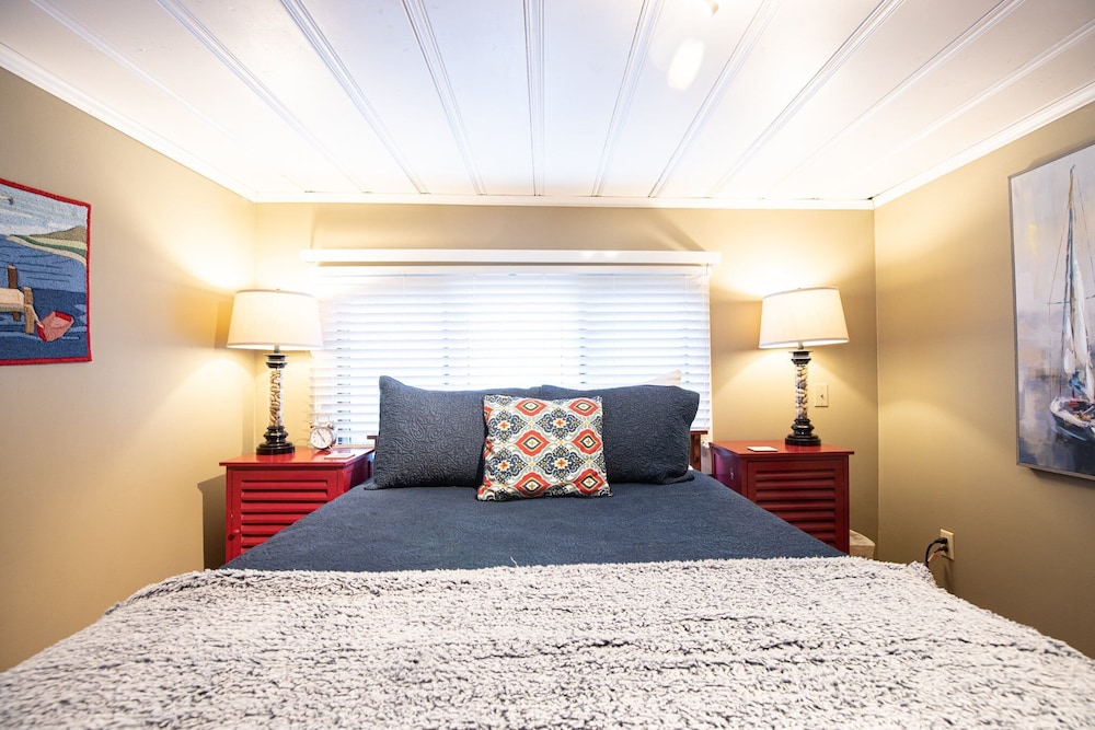 Lakefront Oasis With Skylights & Covered Boat Slip For Extra Adventure
