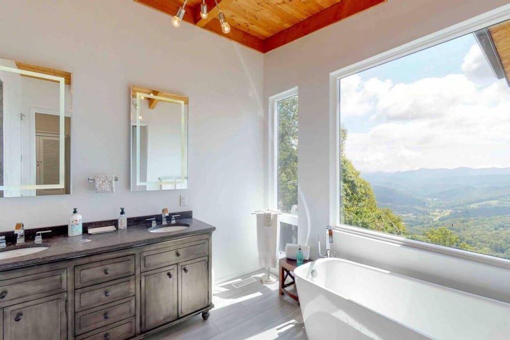 Sky-high Mountain Luxury w Jaw Dropping Views