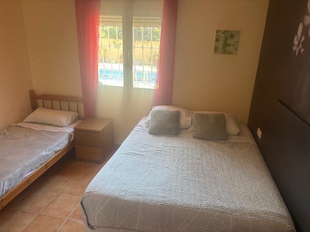 Casa Bueno Sunset Villa - Sleeps 7, Pool & Aircon