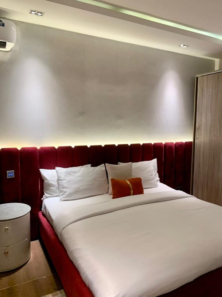 Sujimoto Residences - The AVEs