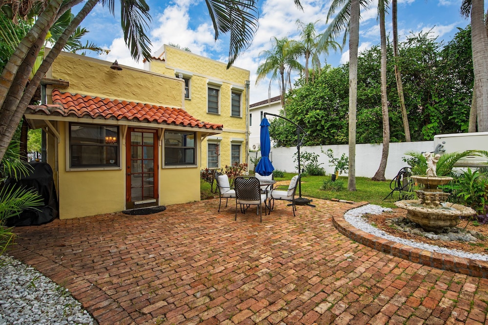 Las Olas Oasis by Avantstay Minutes to the Beach Hot Tub