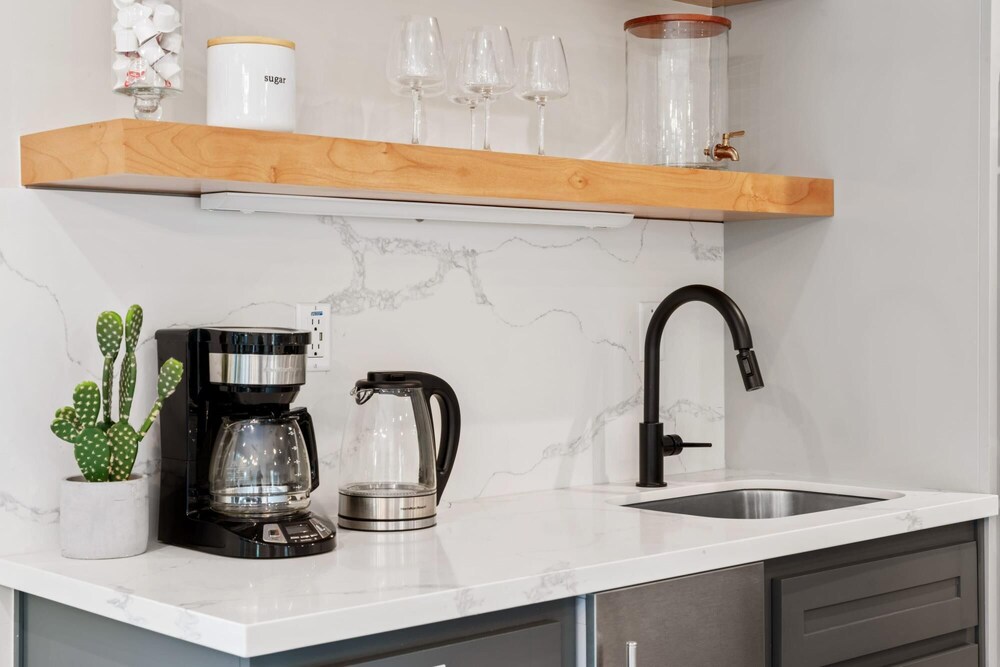 Luxury Retreat Home w Hot Tub - Property Image 12