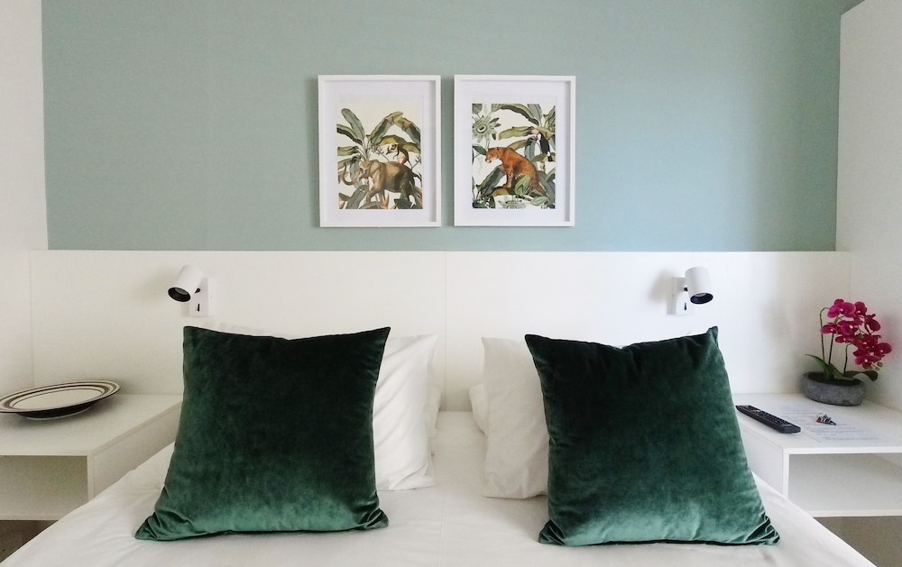 Dolphin Inn Guest House