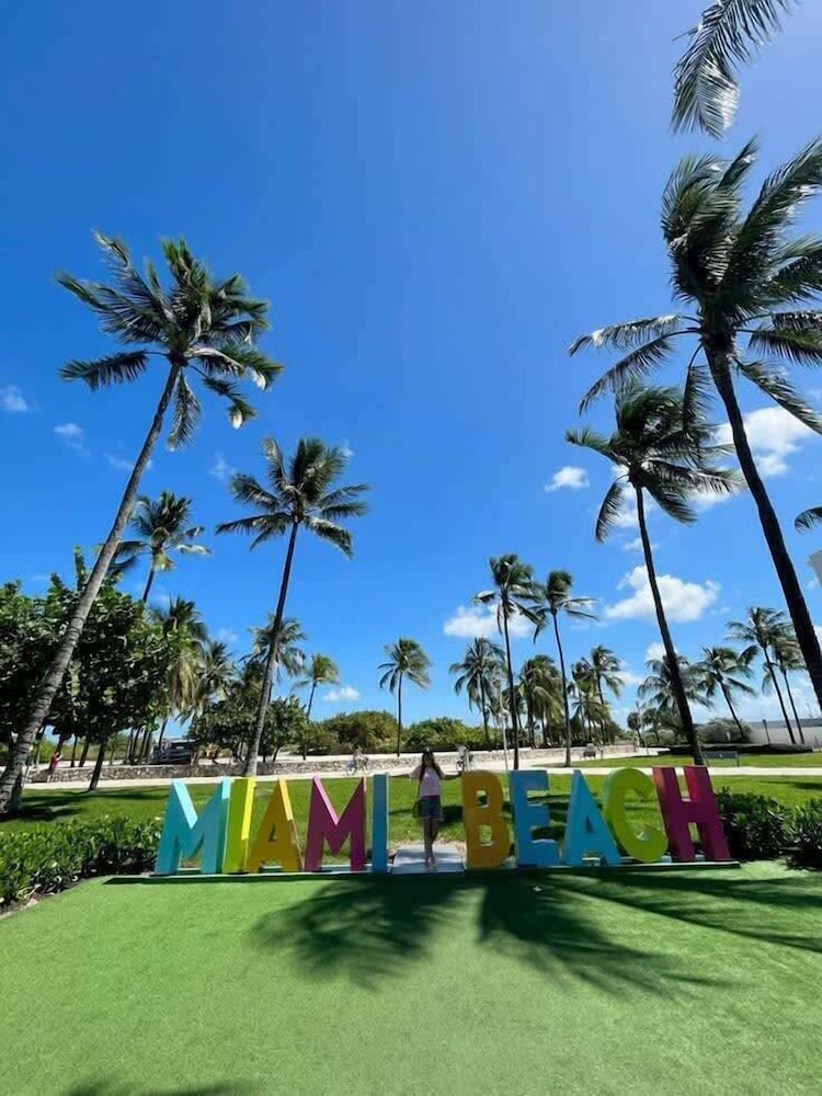 Retro Miami Getaway With Free Parking 1 Minute From Beach