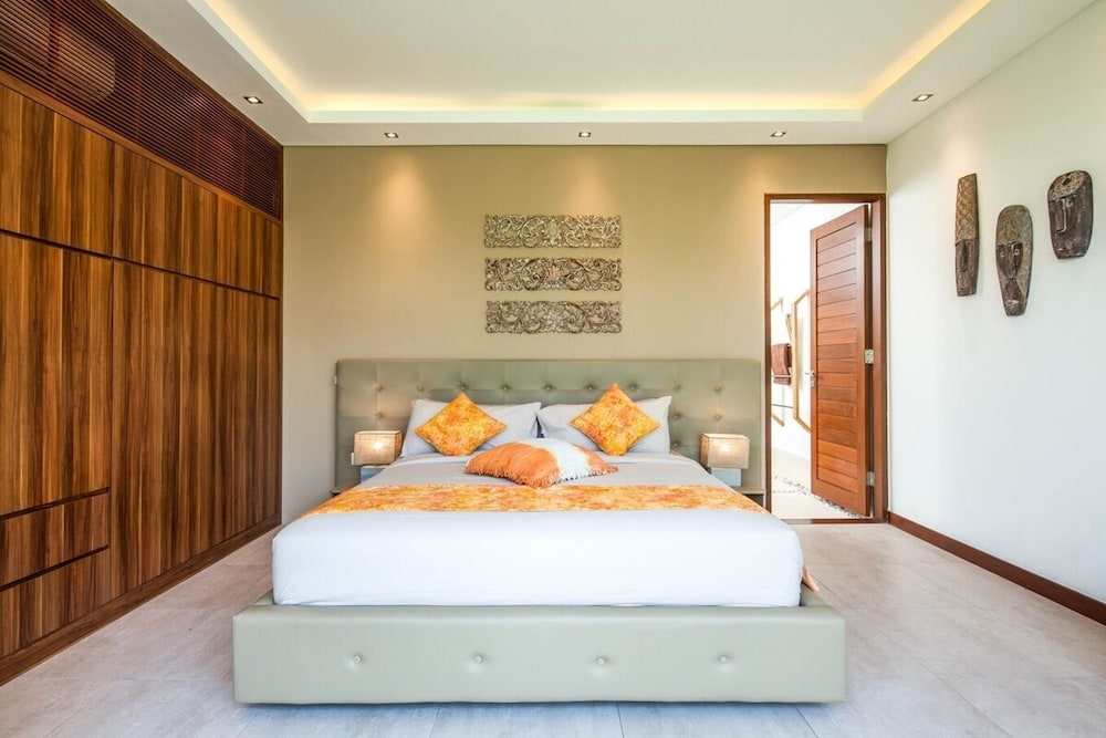 Splendid 6BR Villa, Just 400m to the Shoreline