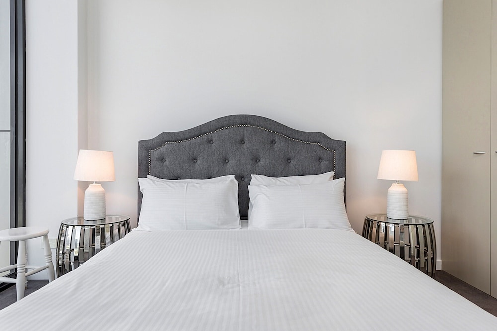 Incredible City Views in Convenient CBD Apartment