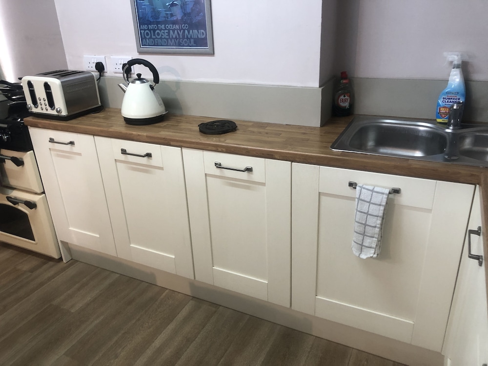 Superb Apartment With Sky Glass TV and Netflix view 5