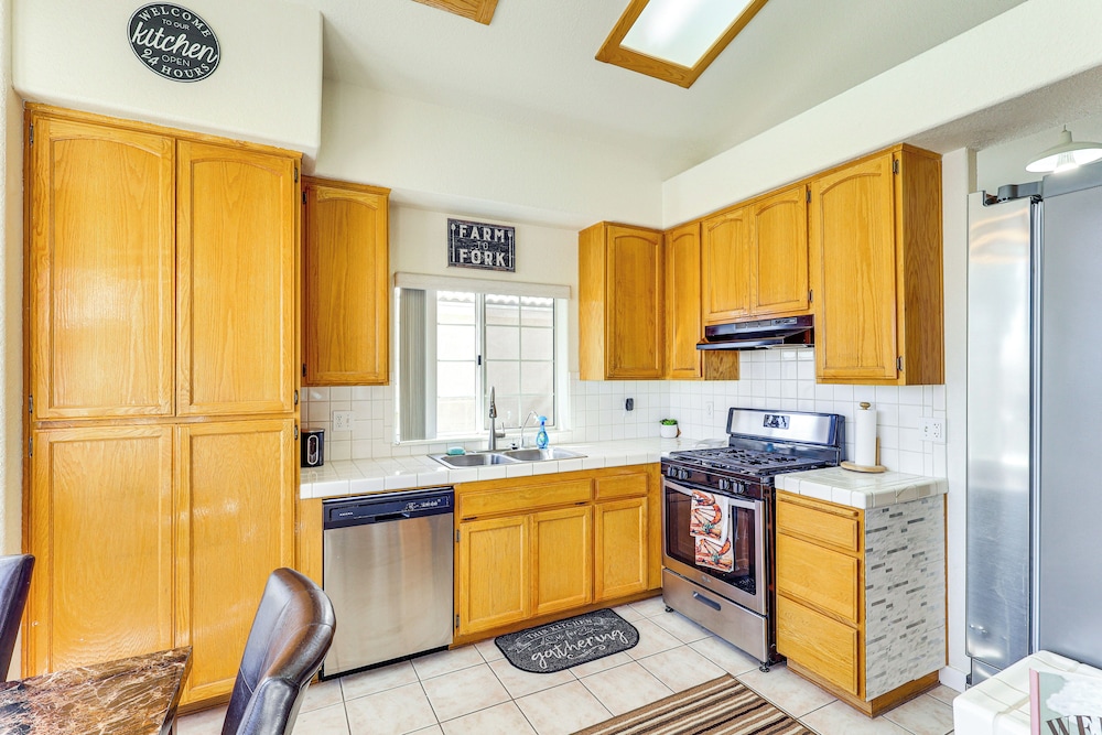 Pool, Games & Patio Bar! Epic Bullhead City Oasis