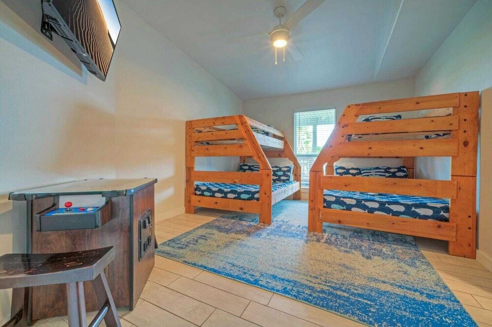 Sleeps 20! 2 Homes Near the Beach, Private Pools, Gameroom, Large Family Retreat