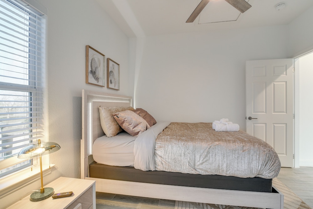 4 Mi to NRG Stadium: Luxurious Houston Townhome!