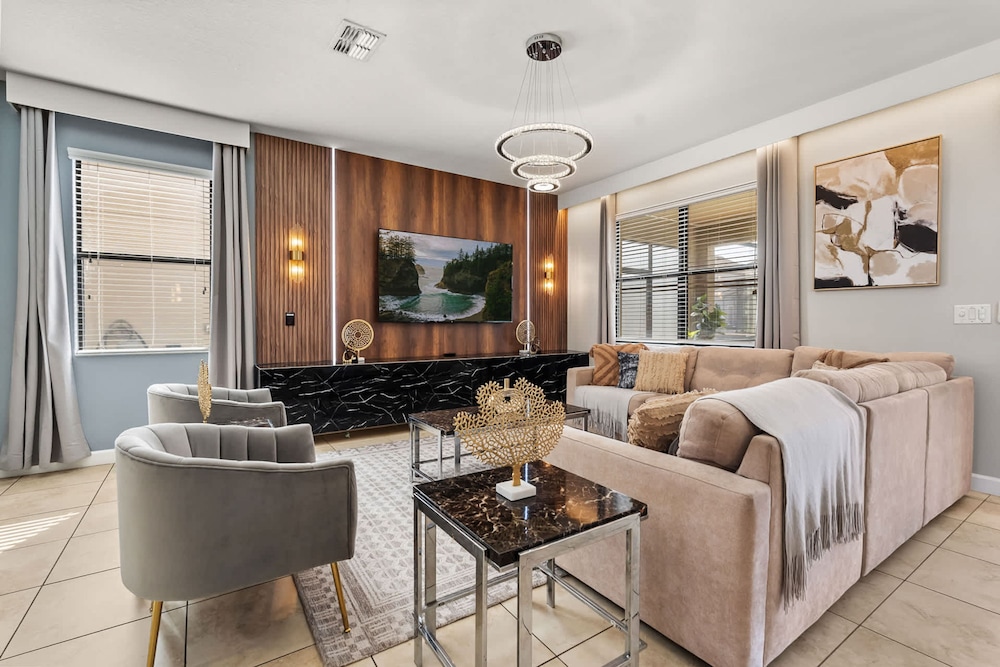 Upstay Movie-themed Mansion w Arcade Pool Hot Tub