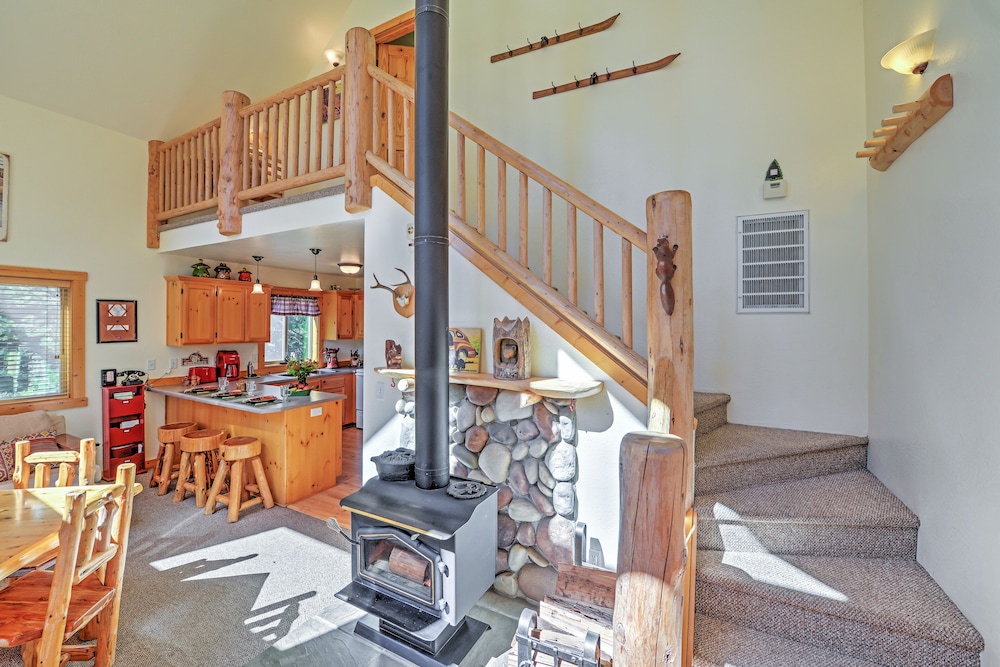 Klamath Falls Vacations - Bright Klamath Falls Cabin w/ Deck Mtn Views! - Property Image 11