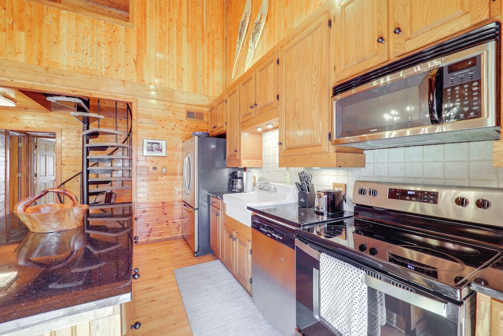 Walk to Ski Slopes: Sugar Mountain Unit w/ Balcony