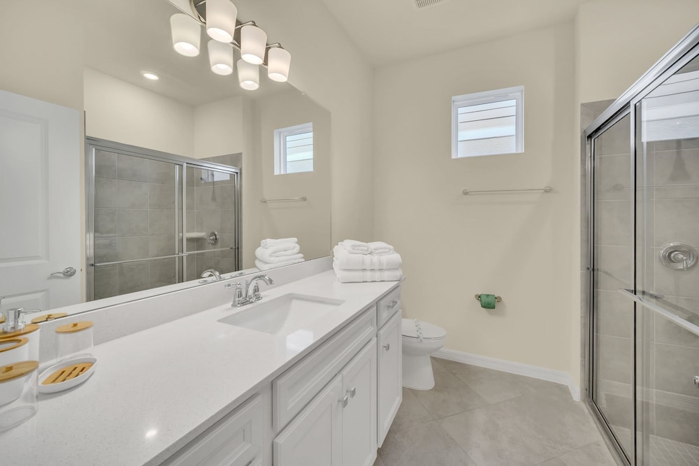 Chic 10br Retreat With Themed Rooms Pool