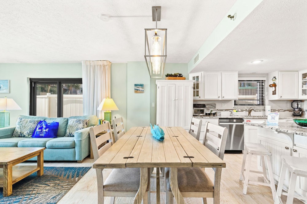 Steps to Paradise: Ground-floor 2br/2ba Beachfront Condo, Sleeps 8, Gulf Views!