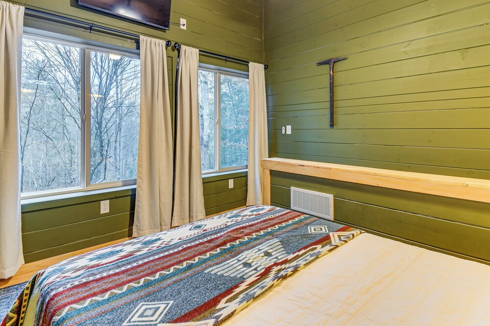 Secluded Red River Gorge Cabin w/ Rooftop Deck!