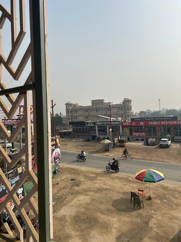 Hotel Shri Dauji Maharaj Palace