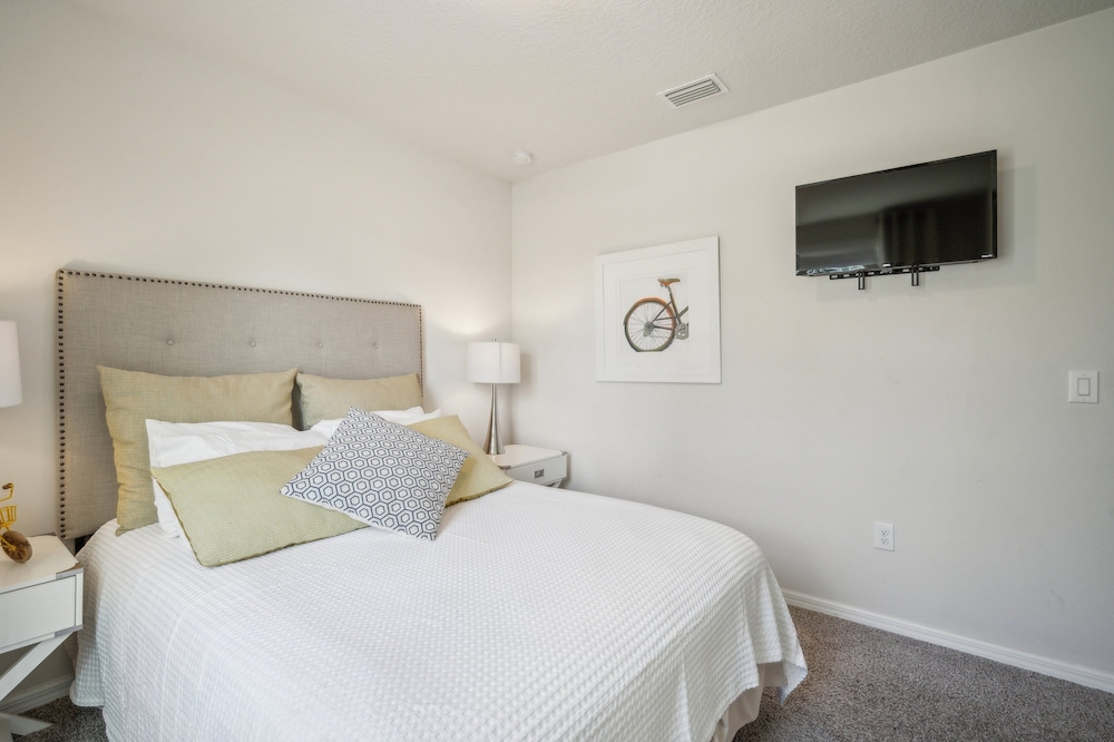 Relaxing Pet-friendly Spring Hill Escape 4 Bedroom Home