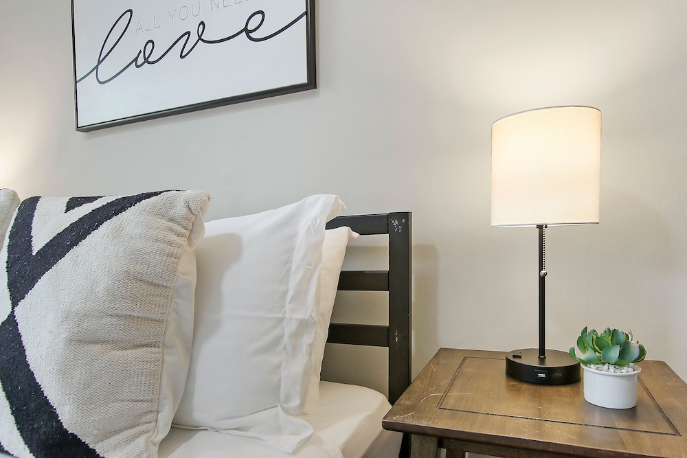 Inviting 2BR Apt - Fullerton 1B