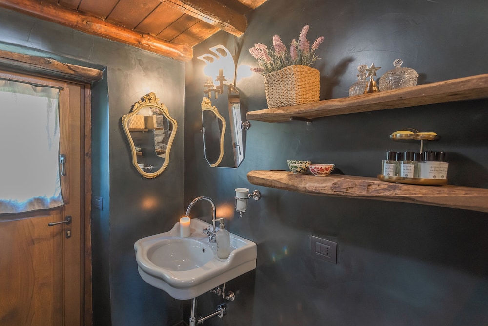 The Writer's Nest by Rent all Como