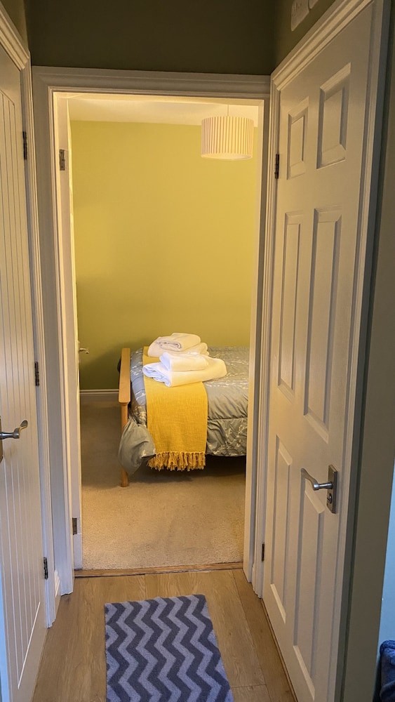 Private Annex, Parking, Wifi, 2mins to J48 A1 M1 view 3