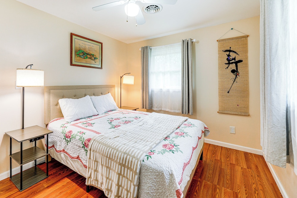 Getaway on 1/2 Acre w/ Deck in Georgetown