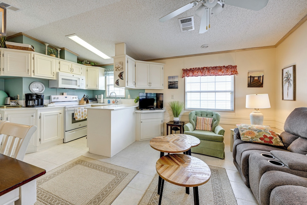 Resort Pool & Hot Tub: Home 8 Mi to Dtwn Sarasota