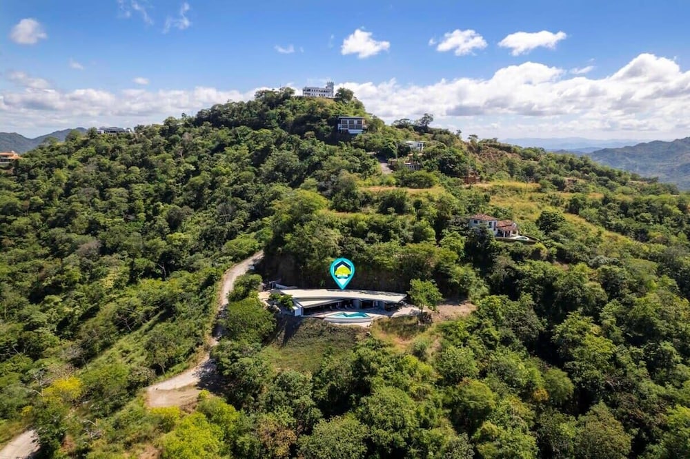 Luxurious Ultramodern Property with Private Suites, Infinity Pool, and Sweeping Ocean and Mountain Views