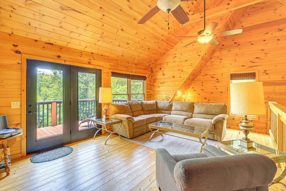 Blue Ridge Mtns Retreat w/ Views, 1 Mi to Parkway!