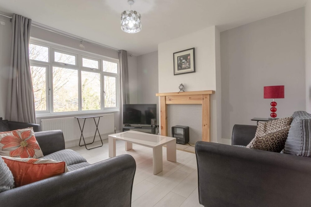 Modern 2 Bedroom Apartment in Morden