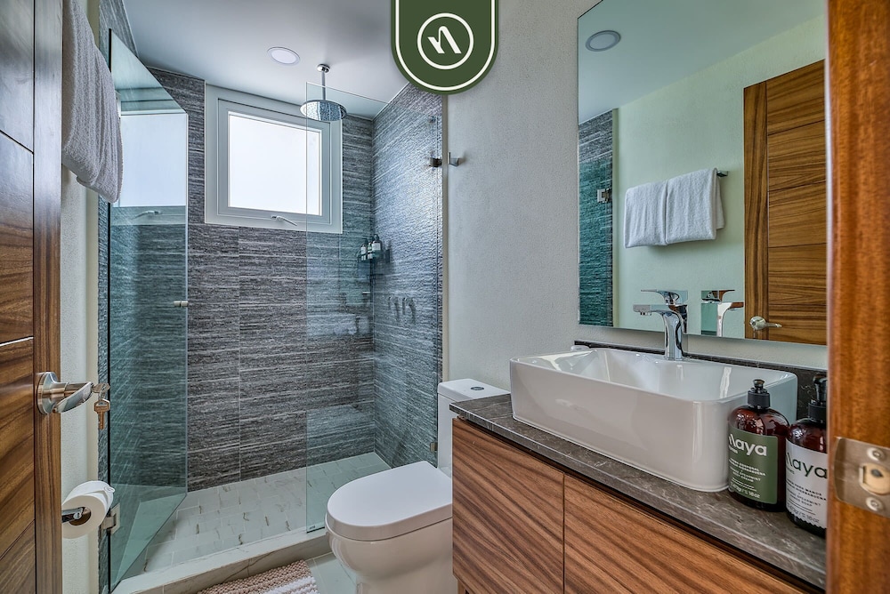 New 2 BR Condo One Street From Beach - Pool - Gym