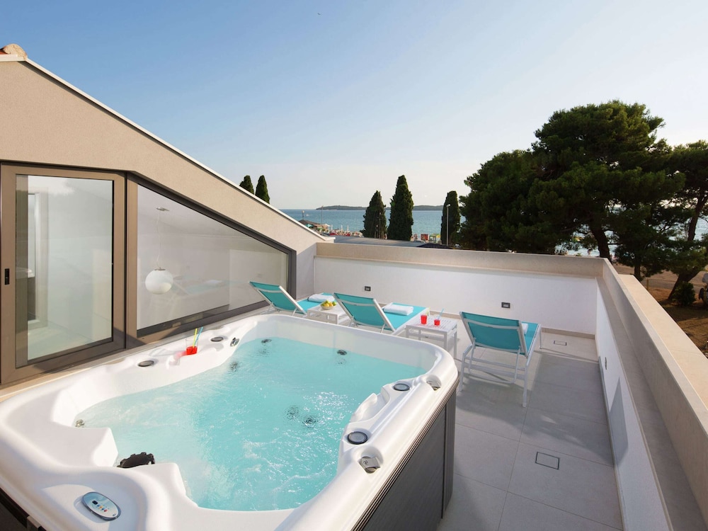 Luxury Apartment With Hot Tub and Sea View, Near the Beach and Close to Pula