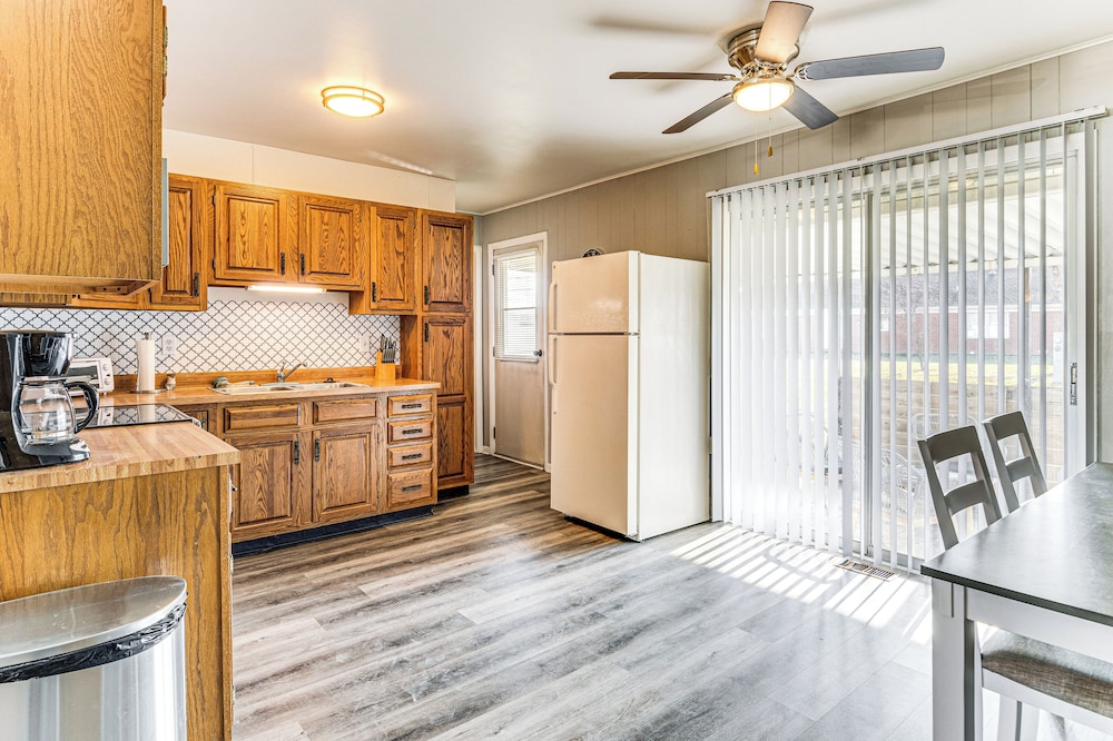 2 Mi to Downtown Logansport: Quiet Home w/ Grill